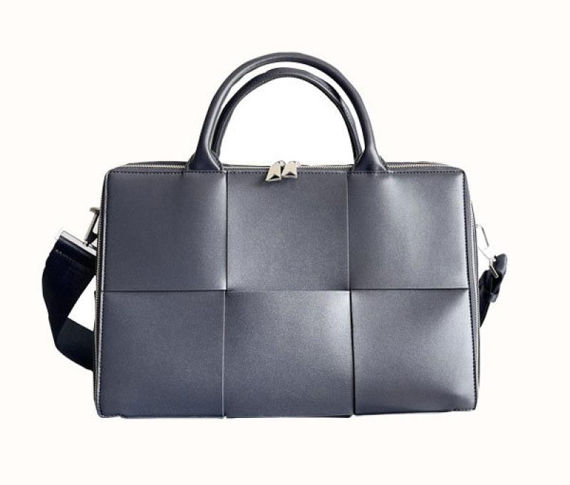 Bottega%20Veneta%20Arco%20%E7%B7%A8%E7%B9%94%E7%9A%AE%E9%9D%A9%E5%85%AC%E4%BA%8B%E5%8C%85%20%E6%89%8B%E6%8F%90%E6%96%9C%E6%8C%8E%E5%8C%85%20%E7%94%B7%E6%AC%BE%20%E6%B7%B1%E8%97%8D.jpg